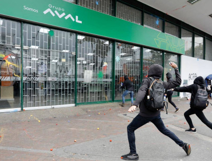 Durante la movilización se presentaron diversos actos vandálicos contra entidades bancarias.