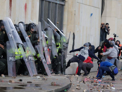 Duros enfrentamientos entre la policía y encapuchados en la Plaza de Bolívar.