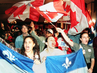 En 1992, el 55% de electores canadienses rechazó el proyecto de reforma constitucional diseñado por el gobierno del Primer Ministro Brian Mulroney para aumentar el poder de las provincias especialmente el de la separatista y francófona Quebec y el de las minorias étnicas. Los nacionalistas e independentistas de Quebec, que apoyaron el No , celebraron el fracaso de la reforma por considerar que este hecho refuerza su lucha por la autonomía total o la separación de Canadá.