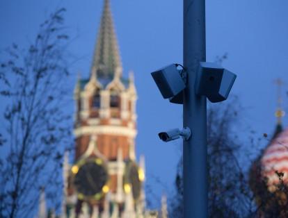 Las cámaras han generado polémica entre los ciudadanos, quienes han buscado a lo largo de este año frenar su implementación en Moscú. 

Hace un par de semanas, la defensora de los derechos humanos Alyona Popova instauró una demanda contra el sistema de videovigilancia.