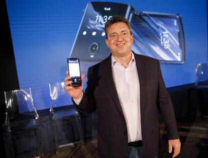 Sergio Buniac, presidente de Motorola Mobility Holdings Inc. y vicepresidente senior de Lenovo Group Ltd., presenta el teléfono inteligente Motorola Razr durante un evento en Los Ángeles, California, EE. UU., este martes.