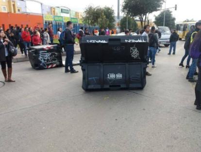 Desde horas de la mañana, en la localidad de Suba se han 'utilizado' los contenedores como barricada para impedir el flujo vehicular. En la fotografía, tomada alrededor de las 7 a.m., el contenedor fue usado para impedir la entrada o la salida de buses de TransMilenio del Portal.