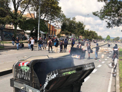 Casi a las 10 a.m. las confrontaciones entre las autoridades y algunos encapuchados se acentuaron luego de que estos últimos botaran, de nuevo, los contenedores en la mitad de las calles.