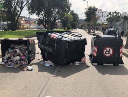 El brusco movimiento de estos elementos hizo que la basura se esparciera por muchos lugares. Estas canecas estaban ubicadas en zonas aledañas al Portal de TransMilenio.