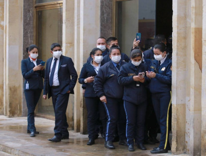 Trabajadores del lugar tuvieron que utilizar tapabocas para evitar la intoxicación por los gases lacrimógenos arrojados por el Esmad.