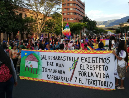 Mujeres indígenas también se unieron a la protesta, que se realiza en el centro de Medellín.