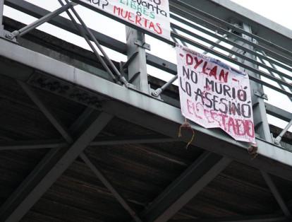Este cartel fue colgado en el puente que conecta las dos calzadas en la calle 26 a la altura de Ciudad Universitaria.