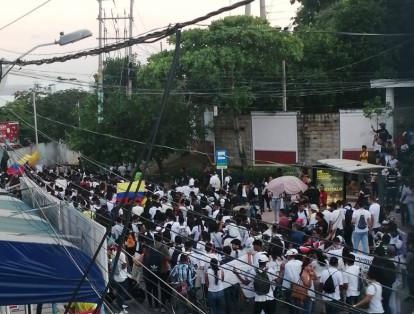 A las 9 a. m. cientos de estudiantes de la Universidad de Cartagena se movilizaron hacia uno de los puntos de concentración acordados para la jornada de protestas. En el transcurso del camino se espera que los estudiantes se unan a otros grupos y colectivos.