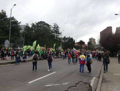 A las 10 a. m. hicieron presencia los primeros manifestantes de Bogotá en el Parque Nacional. Se ubicaron sobre la carrera Séptima.