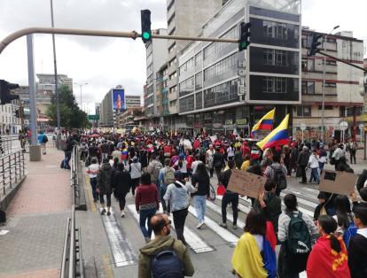 A las 11:40 a. m. la movilización en Bogotá avanza por la carrera Séptima con calle 22.