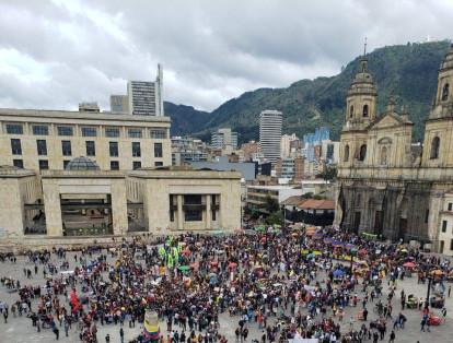 Este era el panorama de la Plaza de Bolívar a la 1 p. m.; poco a poco los manifestantes llegan hasta el centro de la capital.