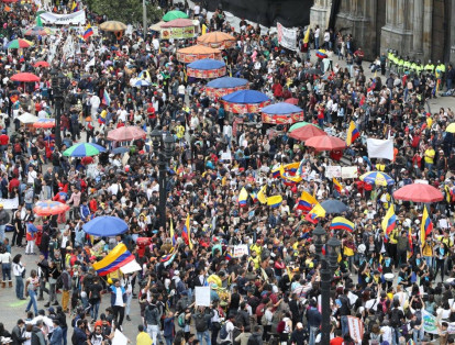 Una multitud de manifestantes llegó hasta la plaza de Bolívar, movilizándose por varias vías principales como la carrera Séptima.