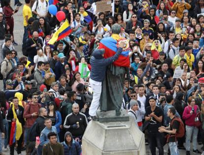 Una de las imágenes más llamativas de la jornada: Simón Bolívar portando los colores de la bandera colombiana.