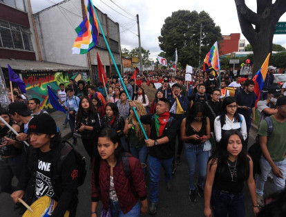 Entretanto, a las 2 p. m. se moviliza otro grupo de estudiantes y colectivos rumbo a la plaza de Bolívar.