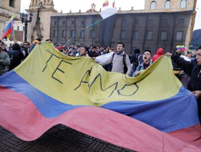 La bandera de Colombia entre los manifestantes que están en la Plaza de Bolívar con una expresión de amor a la patria.