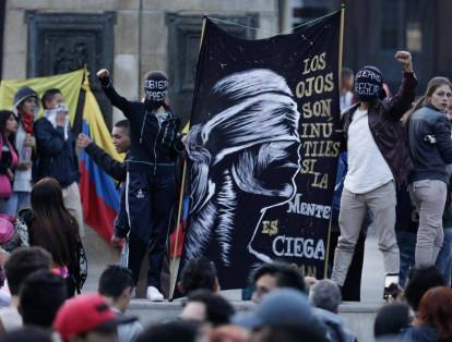"Los ojos son inútiles si la mente es ciega", otro de los mensajes que adorna la marcha del paro nacional en Colombia este 27 de noviembre.