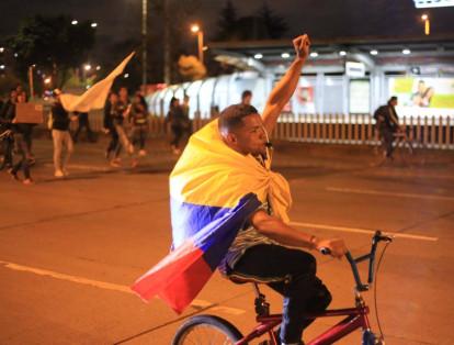 No hay cansancio que valga para algunos manifestantes que siguen incluso ruedan con bandera de Colombia y pitos.