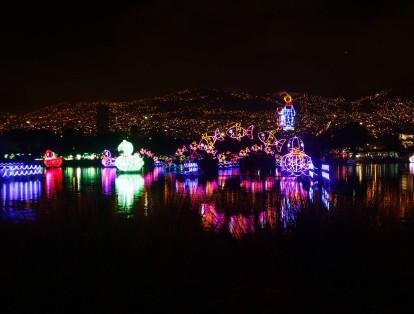En el parque norte se dio en encendido oficial al alumbrado navideño de la capital antioqueña. Cientos de personas disfrutan de las luces en el lago natural más grande de la ciudad.