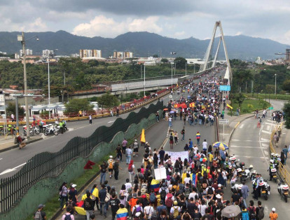 A las 12:30 p. m. se registró el bloqueo del puente de viaducto en la ciudad de Pereira debido a la movilización de los manifestantes.