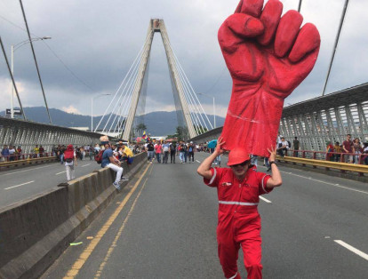 El 'puño de lucha' fue uno de los performances que más llamó la atención en Pereira; este manifestante apareció cuando las marchas se tomaron el viaducto al mediodía. En Cali apareció el personaje de 'El zorro' acompañando las protestas.