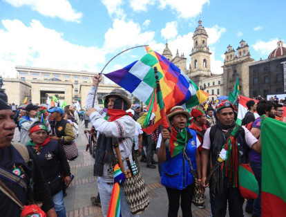Los indígenas llegaron a la plaza de Bolívar alrededor de la 1 p. m. en medio de aplausos y arengas. Junto con ellos llegó una multitudinaria manifestación y la plaza, de a poco, se fue llenando.