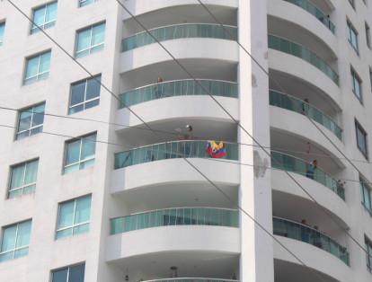 A su paso por el barrio Manga, desde los balcones la gente hizo sonar las cacerolas para apoyar a los manifestantes.