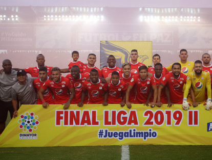 América derrotó 2-0 al Junior de Barranquilla en el estadio Pascual Guerrero y tras once años, logró de nuevo, el título de la máxima categoría del fútbol colombiano, ante 38 mil hinchas que vivieron una fiesta. Alexandre Guimaraes se convirtió en el primer técnico extranjero en ser campeón con los escarlatas.