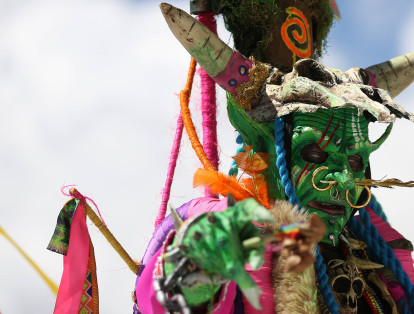 Murgas, comparsas, colectivos coreográficos y carrozas motorizadas y no motorizadas, enseñaron a los miles de asistentes la cultura, el arte, los mitos y las costumbres de los nariñenses durante el Desfile Magno del Carnaval de Negros y Blancos en Pasto.