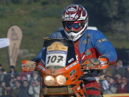 El rally Dakar tuvo su vícitma del 2007, luego del accidente del motociclista surafricano Elmer Symons en el km. 142 del tramo entre Er Rachidia y Uarzazate (405 km.).