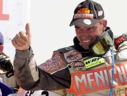 El piloto italiano de motociclismo Fabrizio Meoni murió de un paro cardíaco mientras disputaba la undécima etapa del rally Barcelona-Dakar, eleva a 46 el número de víctimas que ha cobrado la prueba africana desde 1979.