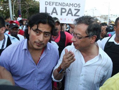 El senador Gustavo Petro y su hijo, Nicolás Petro, marcharon en Barranquilla. En la foto, multitud concentrada en la calle Murillo.