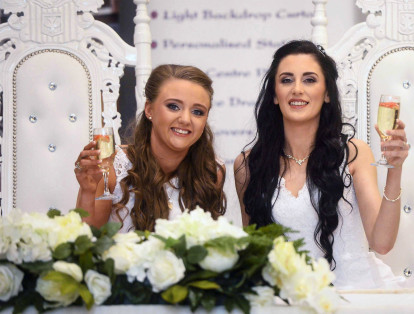 Dos mujeres hicieron historia este martes al convertirse en la primera pareja del mismo sexo que se casa en
Irlanda del Norte.