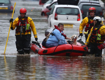 Servicios de emergencia han tenido que evacuar a los ciudadanos en botes de las zonas más afectadas por las inundaciones.