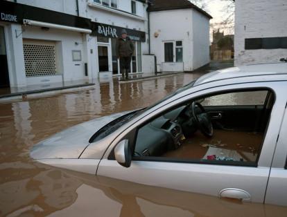 Más de 300 alertas por inundaciones se mantienen este lunes en el Reino Unido tras el devastador paso de la tormenta 
Dennis el fin de semana.