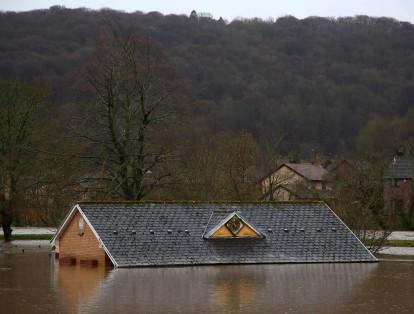 Las zonas más afectadas han sido Yorkshire (norte de Inglaterra) y el sur de Gales, donde algunos residentes, junto a sus mascotas -perros y gatos-, debieron ser evacuados en botes,