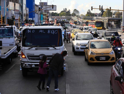 ¿Qué es el decreto 840? Esta, una restricción provisional, establece que los vehículos de carga con año modelo superior a los 10 años, no pueden circular entre las 05:00 y las 11:59 a. m. y desde las 5:00 hasta las 11:59 p. m. dentro del polígono definido en el suroccidente de Bogotá.