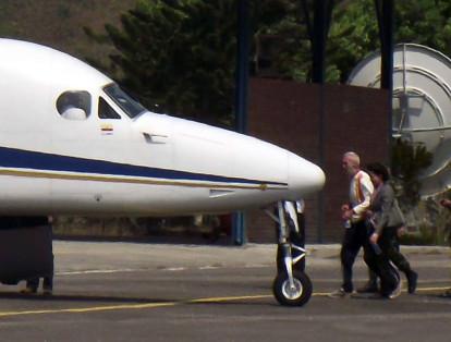 Momento en que los hermanos alemanes Uwe y 
Günther Otto Brauer realizaban el transbordo del helicóptero que los trajo a la libertad a un avió que los condujo al municipio de Ocaña (Norte de Santander) a Bogotá.