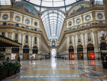 Una vista interior del espacio casi vacío de la Galería Vittorio Emanuele II (el centro comercial activo más antiguo de Italia) en la capital lombarda de Milán. La región, que está cerrada, es hogar de aproximadamente 16 millones de personas.