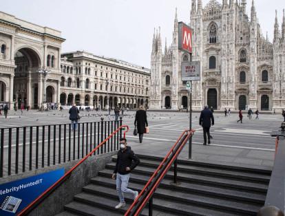 La casi vacía Piazza del Duomo ('Plaza de la Catedral') en Milán, Italia.