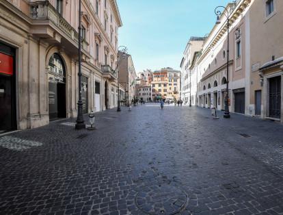 La semidesierta Piazza San Lorenzo en Lucina, en el centro de Roma, Italia.