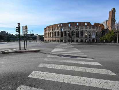 Los destinos turísticos más importantes de Italia están vacíos. Foto de los alrededores del Coliseo Romano.