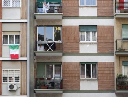 Además de ello, las personas en cuarentena en Roma, la capital de Italia, colgaron la bandera de su país en balcones y ventanas. Desde principios de marzo, en redes sociales circularon videos de lo que hacían los italianos en cuarentena: cantos, bailes y diversión. Eso sí: todos desde sus respectivos hogares.