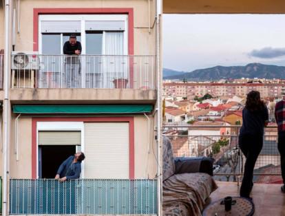 Así transcurre la nueva cotidianidad en Murcia, España. Las personas se asoman a sus balcones para charlar con sus vecinos. Aunque tienen prohibido salir, se las han ingeniado para no perder el contacto con sus cercanos mientras cesa la pandemia.
