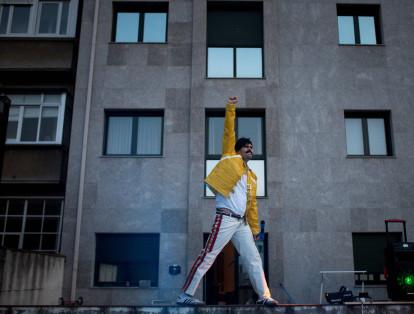 El español Pablo Estévez hizo un ‘performance’ de Freddie Mercury con el fin de entretener a sus vecinos durante la cuarentena. Así como Estévez, muchas personas desde sus sitios de aislamiento invitan a los demás a acompañarlos en rutinas de ejercicio, en conversaciones a distancia sobre temas culturales y en otro tipo de actividades.
