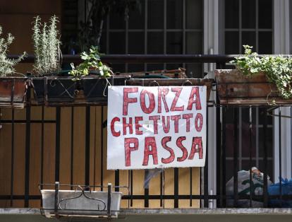 ‘Fuerza, que todo pasa’. Los italianos, resguardados en sus casas o luchando por sus vidas en hospitales, reciben los mensajes de aliento de sus vecinos y, así, como comunidad, como en realidad corresponde, va cesando el temor.