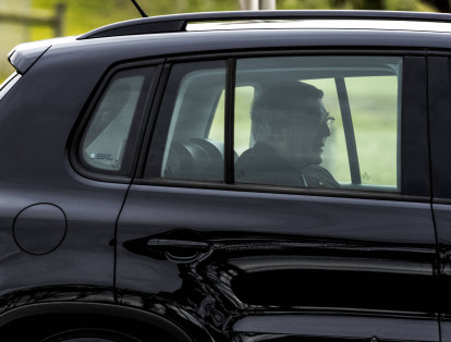 El cardenal George Pell, en el momento que sale de la cárcel y es transportado en un auto negro.