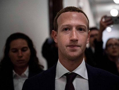 Mark Zuckerberg 

El creador de Facebook también hace parte de la lista. Su fortuna tiene un valor de 54.700 millones de dólares. La red social que tiene 2.900 millones de usuarios, según ‘Forbes’, se ha convertido en una comunidad de acceso herramienta de información para quienes están en aislamiento. También fue la primera empresa en anunciar planes para pagar a todos sus trabajadores un bono de 1.000 dólares para ayudar a compensar el impacto económico del coronavirus.