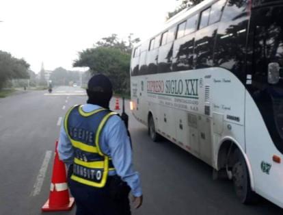 Controles de las autoridades para verificar que los buses que viajan para Cali estén cumpliendo las medidas