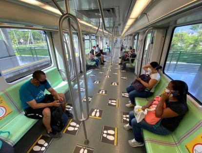 El Metro de Medellín preparó sus estaciones y vagones para que los usuarios tengan un distanciamiento social prudente. Así, se demarcaron los puestos d ellos cuales se pueden hacer uso y las posiciones para quienes van de pie.