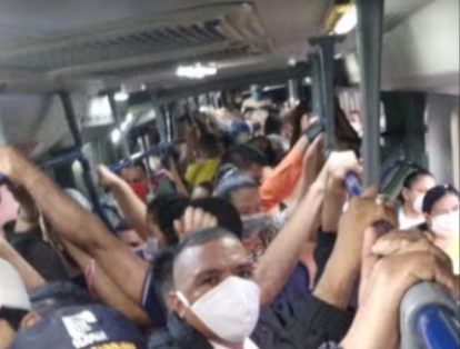 "En esta etapa es vital autorregulación y apoyo de Policía Metropolitana de Barranquilla. No es posible que buses de Transmetro viajen llenos", indicó el mandatario en su cuenta de Twitter.